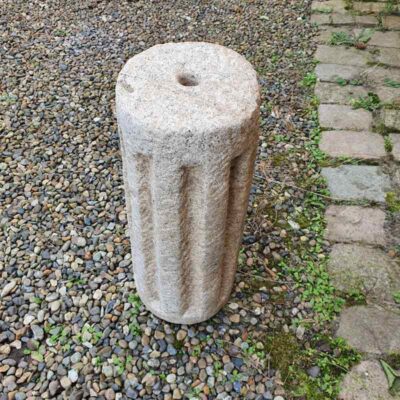 Smal cylinderformet granitrulle med riller.
