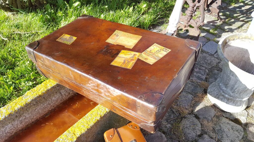 gammel kuffert fra england med klistermaerker