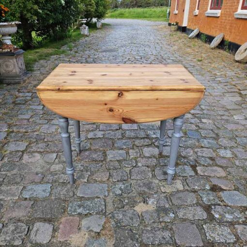 Antikt klapbord med graat understel.