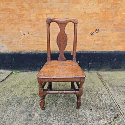 Antik stol i egetrae. Fra 1800-tallet.