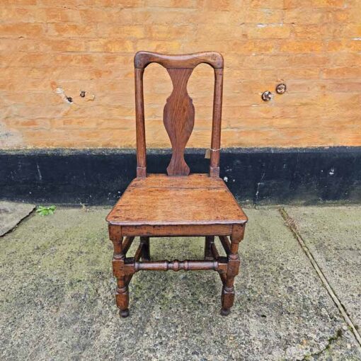 Antik stol i egetrae. Fra 1800-tallet.