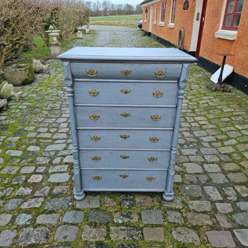 Graamalet kommode med 6 skuffer.