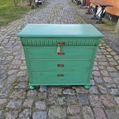Groenmalet kommode med 4 skuffer.