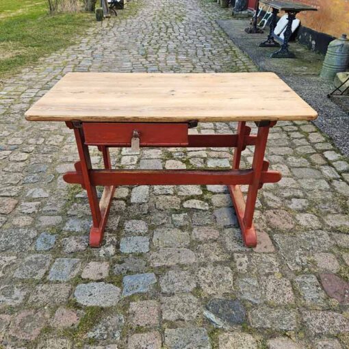 Koekkenbord med 1 skuffe og roedt understel.