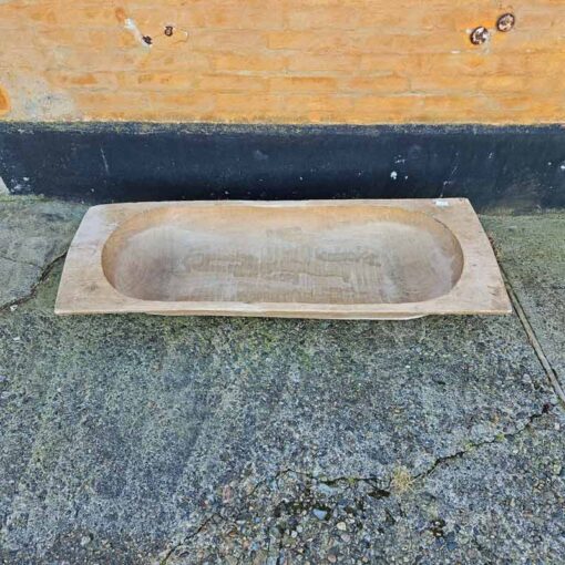 Langt, gammelt traetrug.