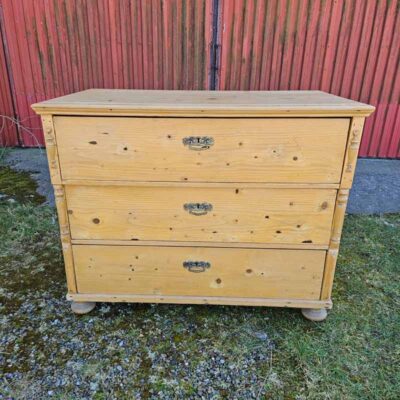 Afsyret, antik kommode med 3 store skuffer.