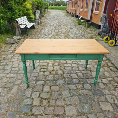 Antikt bord med groenmalet understel og 1 skuffe.