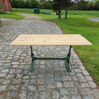 Engelsk bord med stoebejernsunderstel og nyrenoveret bordplade.