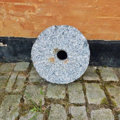 Lille moellesten i granit.