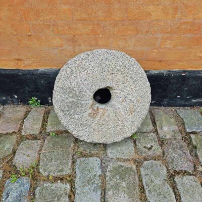 Lille moellesten i granit.