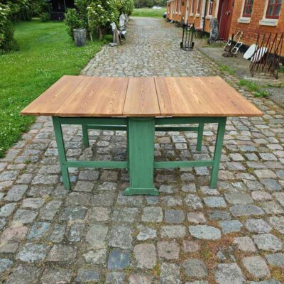 Svensk slagbord med 2 klapper og groent understel.