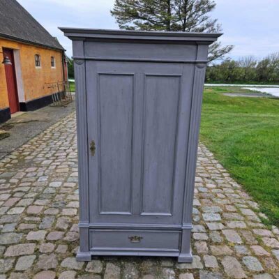 Graat karlekammerskab med 1 doer og 1 skuffe.
