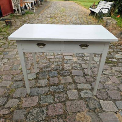 Lille lysegraat bord med 2 skuffer.